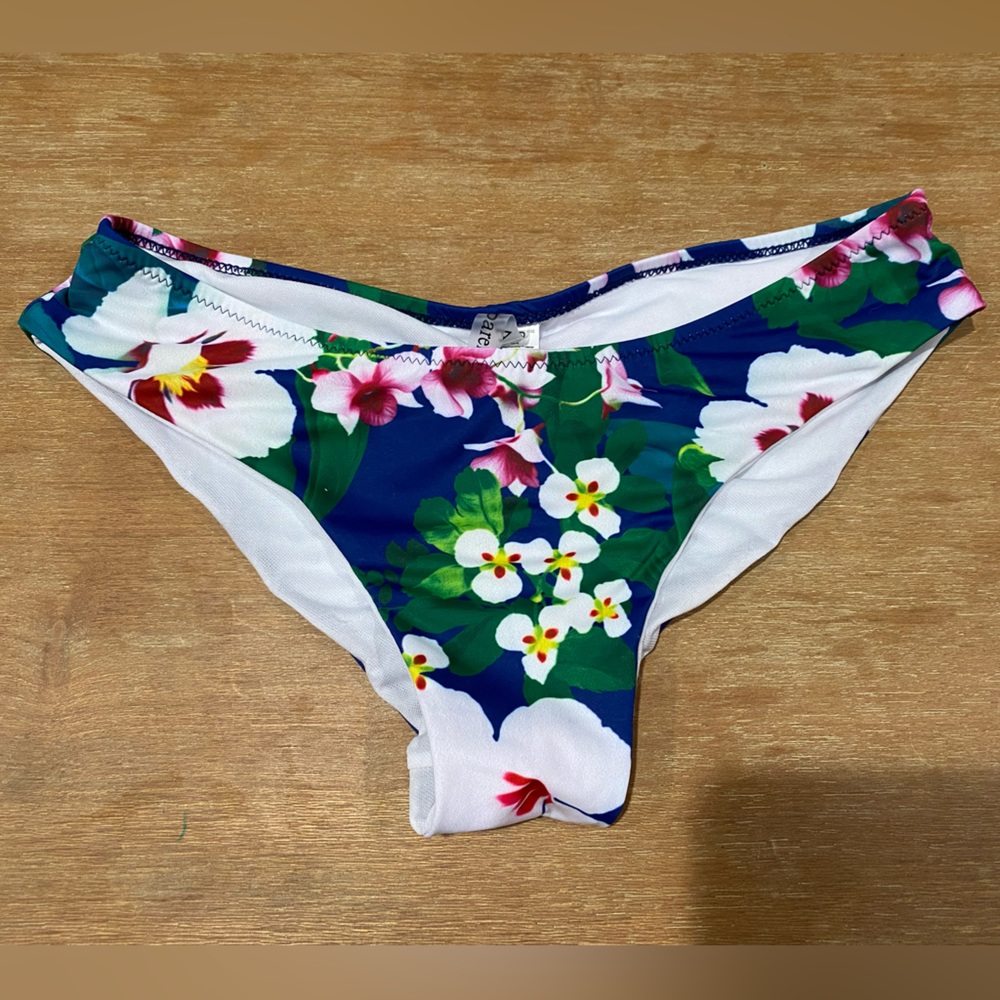NWOT cheeky ruched swim bottoms in tropical print - size M